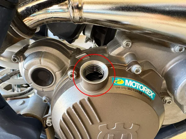 Husqvarna TX 300i gear oil fill hole