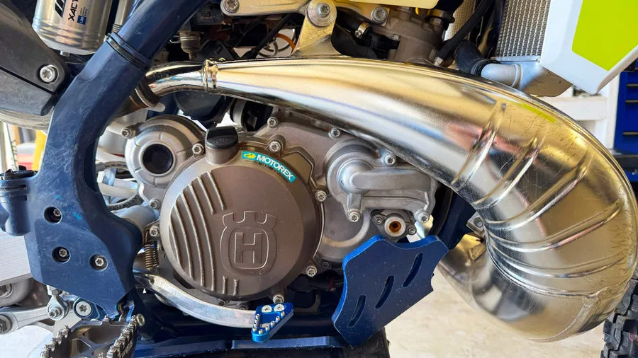 husqvarna tx 300i right side of engine and pipe