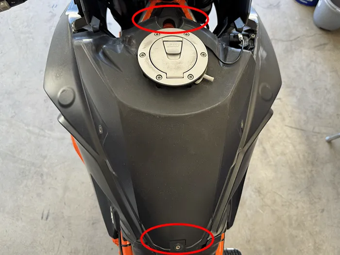 KTM 1290 Adventure fuel tank lift points