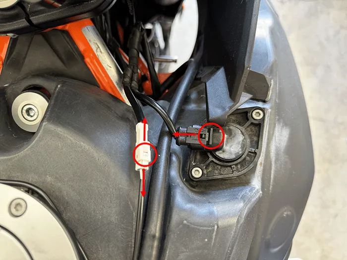 KTM 1290 Adventure fuel tank top electrical connections