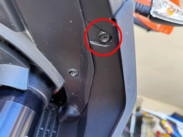 KTM 1290 Adventure mask spoiler bottom bolt