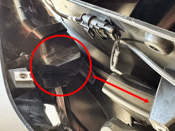 KTM 1290 Adventure mask spoiler intake tube connection