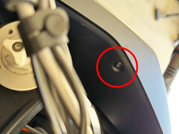 KTM 1290 Adventure mask spoiler top bolt