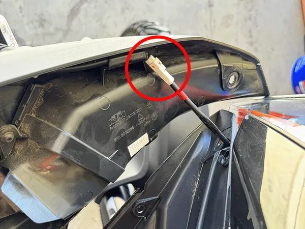 KTM 1290 Adventure mask spoiler turn signal connection