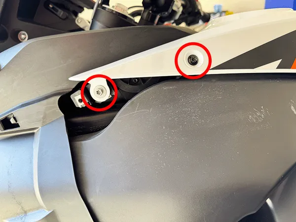 ktm 1290 adventure fuel tank cover side bolts