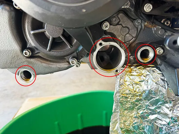 KTM 1290 Adventure Remove oil drain surfaces
