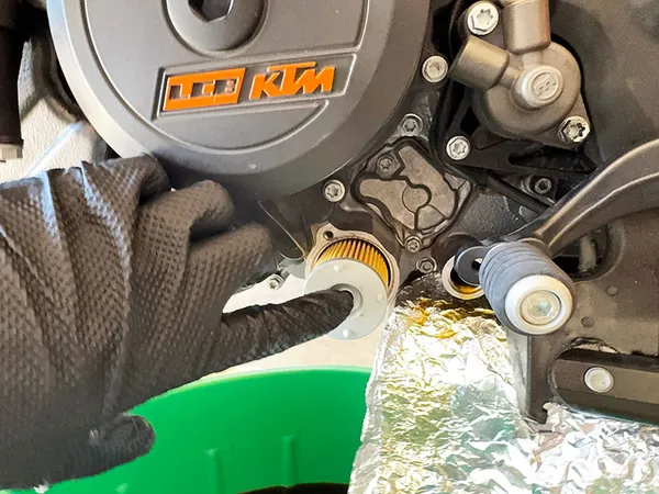KTM 1290 Adventure Remove install oil filter